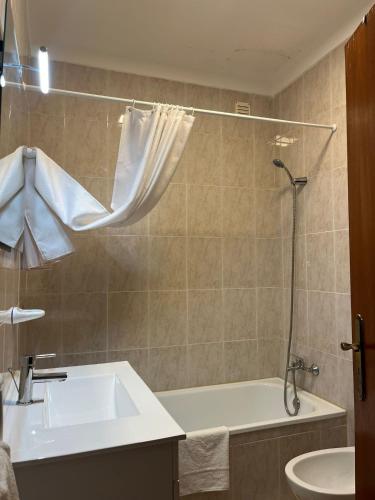 Un baño con lavabo, bañera e inodoro. en Casa da Margarida, en Castro Marim