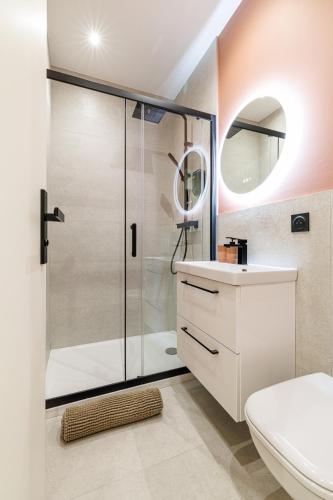 une salle de bain avec douche et toilettes dans l'établissement PLACE MASSENA Coulée Verte, à Nice