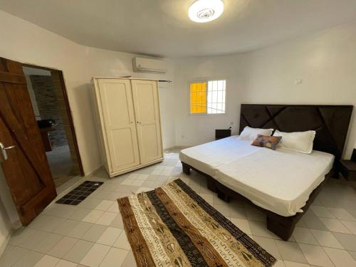 a bedroom with a large bed in a room at ParadisPlage, 1 minute de la mer in Saly Portudal