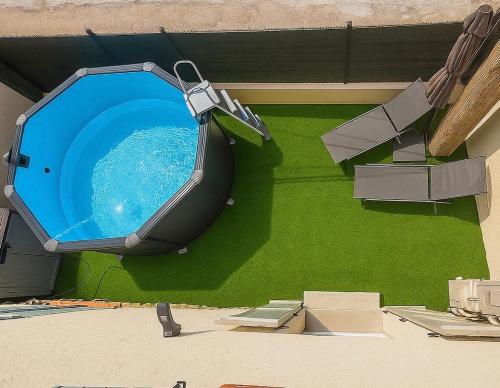 une vue aérienne d'une piscine dans une maison dans l'établissement Maison proche plages, climatisée, piscine, à Argelès-sur-Mer