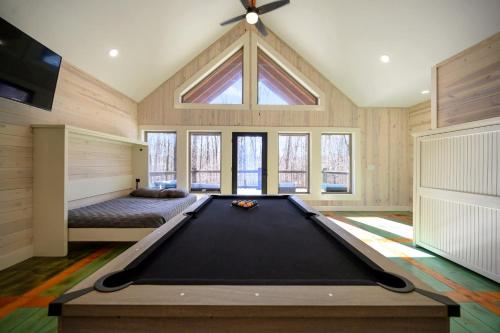 une grande pièce avec une table de billard à l'intérieur dans l'établissement Stardust Hollow-families-pool table-outdoor luxury, à Broken Bow