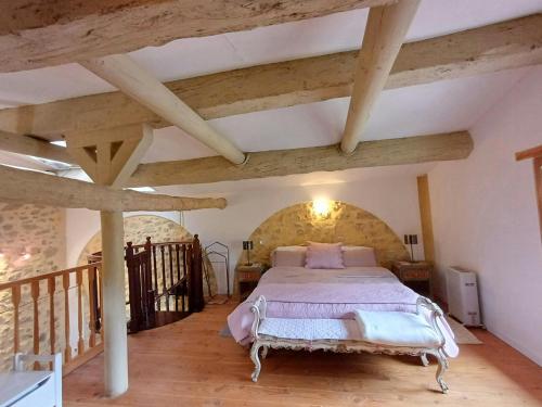 une chambre avec un lit dans une pièce avec des plafonds en bois dans l'établissement Provençal Mas In Fayence, à Fayence
