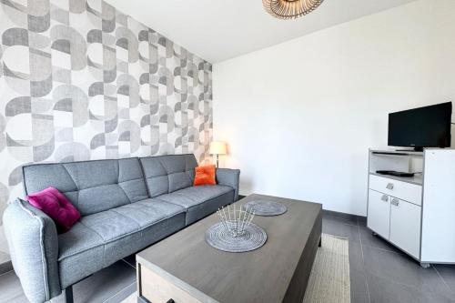 un salon avec un canapé et une table dans l'établissement T2 lumineux à Quiberon tout à pied !, à Quiberon