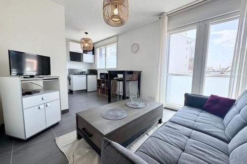 un salon avec un canapé et une table dans l'établissement T2 lumineux à Quiberon tout à pied !, à Quiberon