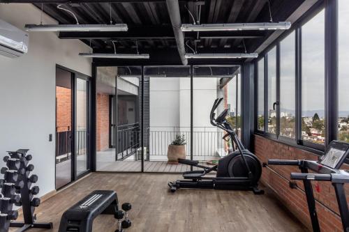 an apartment gym with a view of the city at LOFT en Americana Torre con alberca, Gym, 103 in Guadalajara