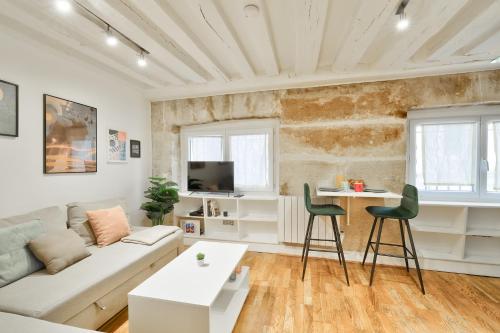 Modern Parisian Retreat Cozy T2 in Paris 02