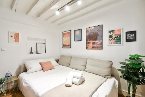 Modern Parisian Retreat Cozy T2 in Paris 02