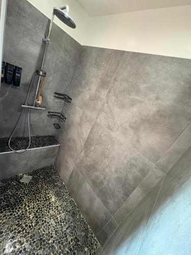 La salle de bains est pourvue d'une douche et de carrelage. dans l'établissement Belle maison avec piscine privative dans une résidence calme et securisee, à Sainte-Maxime