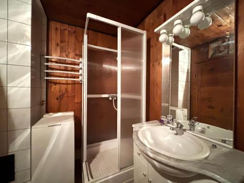 a bathroom with a sink and a shower at Waldpoesie - Das Wald-Cottage in Benking