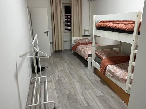 Postel nebo postele na pokoji v ubytování Happy Hostel
