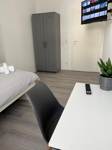 a room with a bed and a table and a tv at Homburg-Residenz in Bad Homburg vor der Höhe