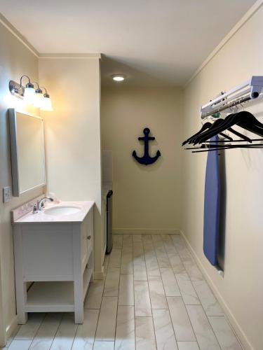 a bathroom with a sink and a mirror at Circle Hotel Fairfield in Fairfield