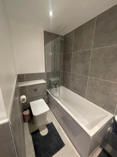 Koupelna v ubytování Lovely 1 bed apartment in the heart of High Wycombe town centre