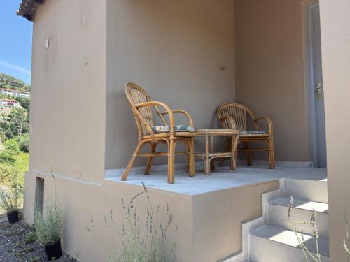 Μπαλκόνι ή βεράντα στο Olga's Sea View Studios, 400m from Ipsos Beach