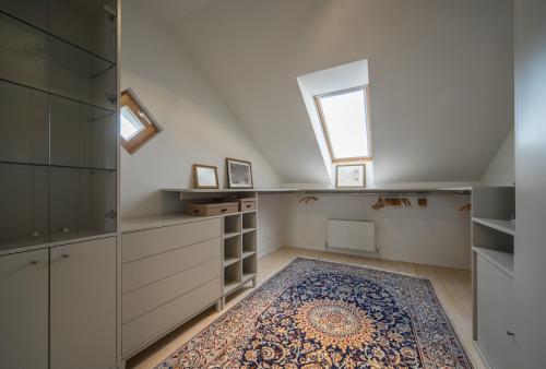 une cuisine mansardée avec une fenêtre et un tapis dans l'établissement Riga Luxury Loft with Terrace, à Riga