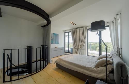 Säng eller sängar i ett rum på Riga Luxury Loft with Terrace