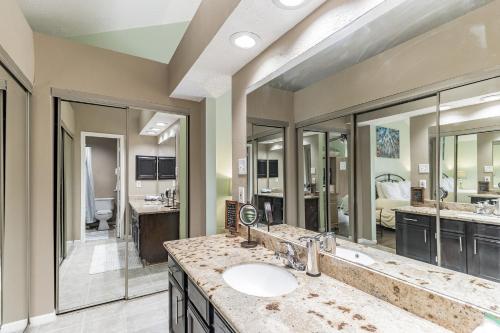 Un baño con dos lavabos y un espejo grande. en SW Houston Eclectic Living, en Houston