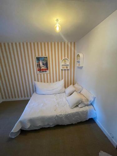 Ce lit se trouve dans un dortoir doté d'un mur rayé. dans l'établissement Magnifique villa proche d Aix en Provence, à Rousset