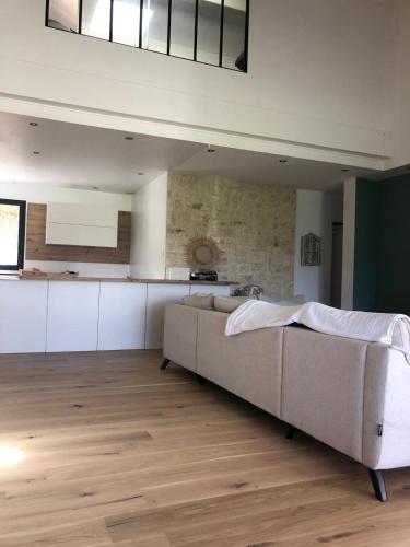 un salon avec un canapé et une cuisine dans l'établissement Magnifique villa proche d Aix en Provence, à Rousset