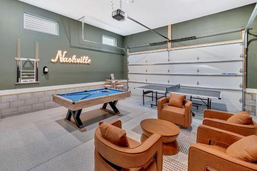 ein Tischtennisraum mit Billardtisch und Stühlen in der Unterkunft Rooftop Deck & Shuffleboard BBQ Near Downtown in Nashville