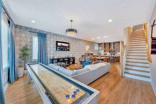 ein Wohnzimmer mit einem Billardtisch darin in der Unterkunft Rooftop Deck & Shuffleboard BBQ Near Downtown in Nashville