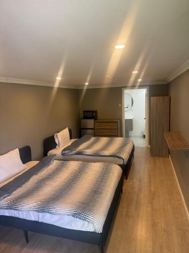 two beds sitting in a room with at au pied du nord in Saint-Jérôme
