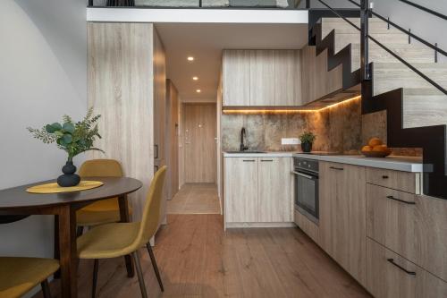 ヴィリニュスにあるLoft 14のキッチン(テーブル、階段付)
