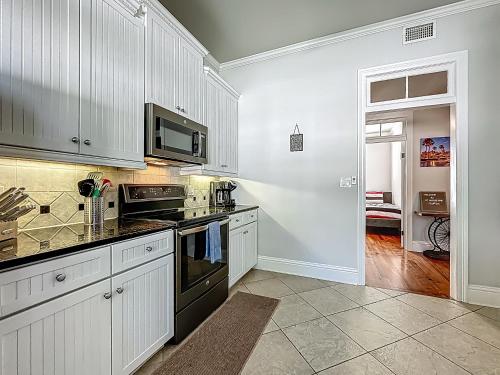 Cucina o angolo cottura di Cozy Quiet St Augustine Private Condo - 2bed, 1 bath, Sleeps 6, Steps to Historic St Augustine Center & All Tourist Attractions, Restaurants, Cafes, Backyard, Porch