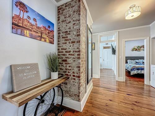 Letto o letti in una camera di Cozy Quiet St Augustine Private Condo - 2bed, 1 bath, Sleeps 6, Steps to Historic St Augustine Center & All Tourist Attractions, Restaurants, Cafes, Backyard, Porch