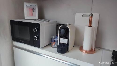 a kitchen counter with a microwave and a lamp at Alloggio Milano in Casorate Sempione