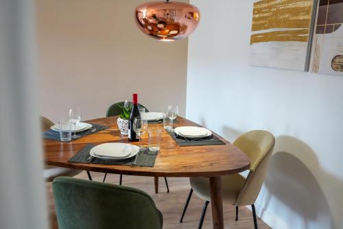 une table à manger avec des chaises et un éclairage dans l'établissement Le Clos de St Val 4, à Saint-Valery-sur-Somme