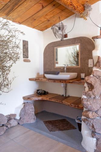 une salle de bain avec un lavabo et un miroir dans l'établissement Bergerie avec piscine à 5m de Palombaggia - 6 couchages, à Porto-Vecchio