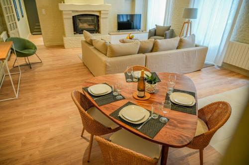 un salon avec une table et un canapé dans l'établissement Le Clos de St Val 7, à Saint-Valery-sur-Somme