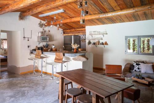 Il comprend une cuisine et un salon avec une table en bois. dans l'établissement Bergerie avec piscine à 5m de Palombaggia - 6 couchages, à Porto-Vecchio
