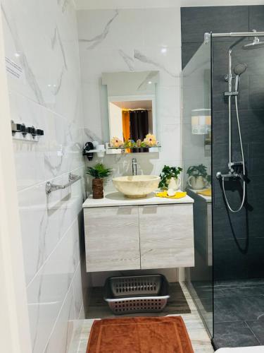 a bathroom with a sink and a shower at Villa Nanihivai - maison moderne avec piscine privée in Faaa