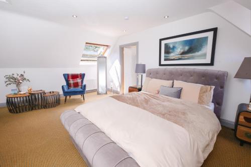 una camera da letto con un letto grande e una sedia blu di Clanrye House Guest Accommodation a Newry