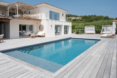 une villa avec piscine et une maison dans l'établissement Villa avec piscine et vue mer à 230m de la plage, à Zonza