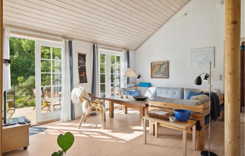 FurにあるStunning Home In Fur With Wifiのソファとテーブルのあるリビングルーム