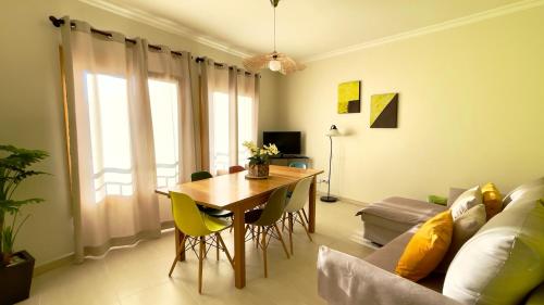 a living room with a table and a couch at BEIRA-MAR, Casinha Sub-Vila in Nazaré
