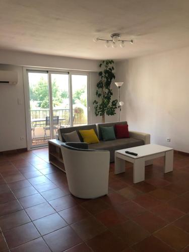 un soggiorno con un divano e un tavolino da caffè di Appartement de location meublé F3 au premier étage a Banyuls-sur-Mer