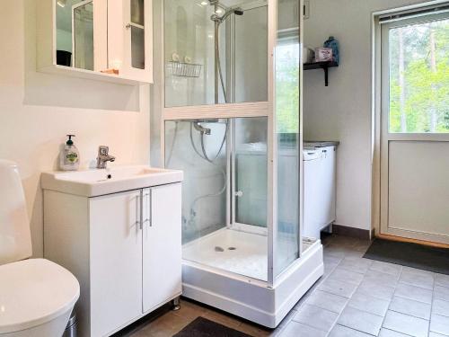 Koupelna v ubytování 5 person holiday home in 38472