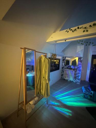 Cette chambre comprend un miroir et une coiffeuse. dans l'établissement L'évasion, à Martainneville