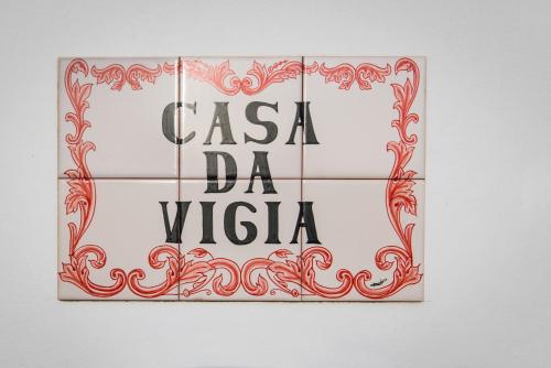 un panneau avec les mots casa da vila sur un mur dans l'établissement Casa da Vigia, à Calheta de Nesquim