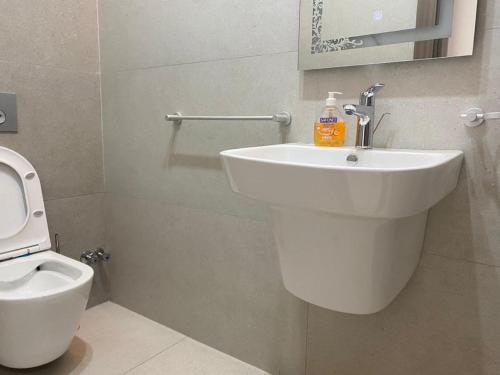 Vonios kambarys apgyvendinimo įstaigoje Franyah résidence