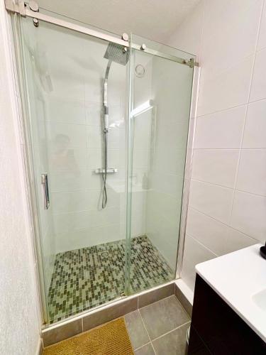 une douche avec une porte vitrée dans une salle de bain dans l'établissement Studio moderne et lumineux avec balcon vue mer à Bandol, à Bandol