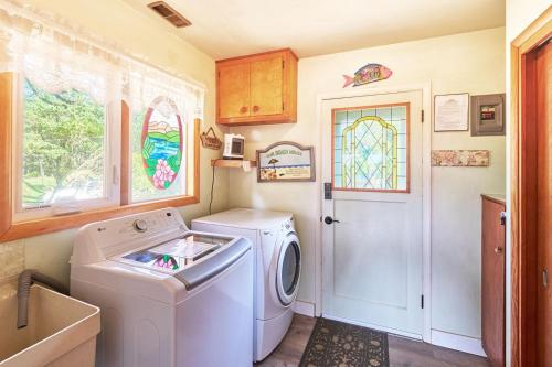 a laundry room with a washing machine and a window at Garden Shores in Long Beach