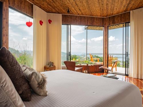 Una cama o camas en una habitación de Atardeceres del Cafe