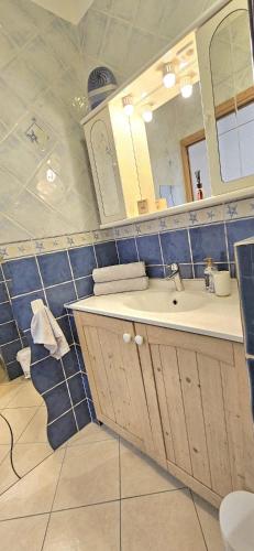 une salle de bain avec un lavabo et un miroir dans l'établissement T2 with Contemporary Design and air conditioning, à Nice