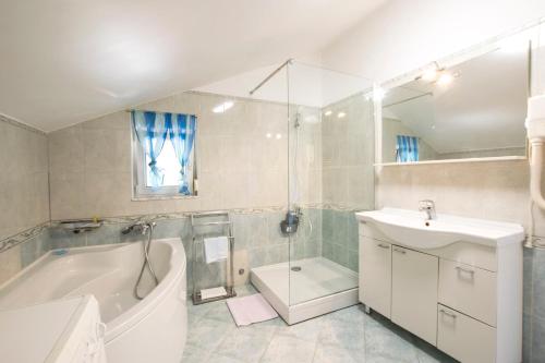 Bilik mandi di Apartments Olga