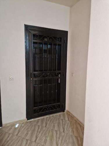 an empty room with a black door in a room at Chez Audrey Skhirat-Rabat in Skhirat